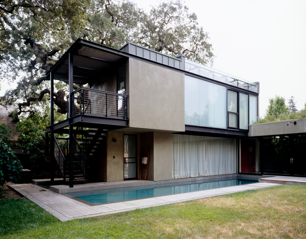Idee per la villa beige contemporanea a due piani di medie dimensioni con rivestimento in stucco, tetto piano e copertura in metallo o lamiera