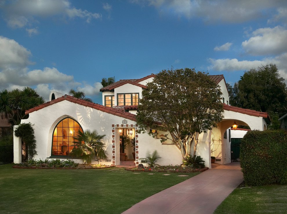 Mediterranes Haus mit Putzfassade und weißer Fassadenfarbe in San Diego