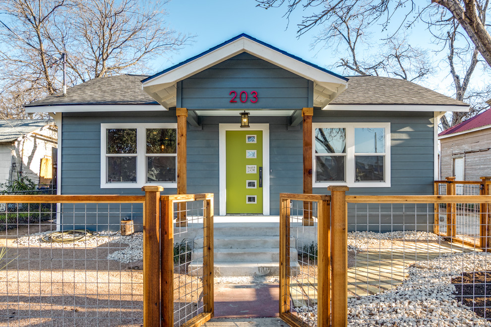 Kleine, Einstöckige Klassische Holzfassade Haus mit blauer Fassadenfarbe und Satteldach in Austin
