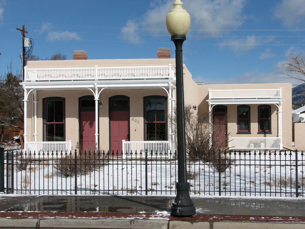 Foto della villa beige american style a un piano di medie dimensioni con rivestimento in stucco e tetto piano