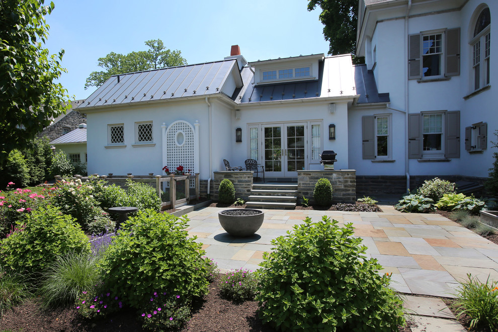 ラグジュアリーなトラディショナルスタイルのおしゃれな家の外観 (漆喰サイディング) の写真