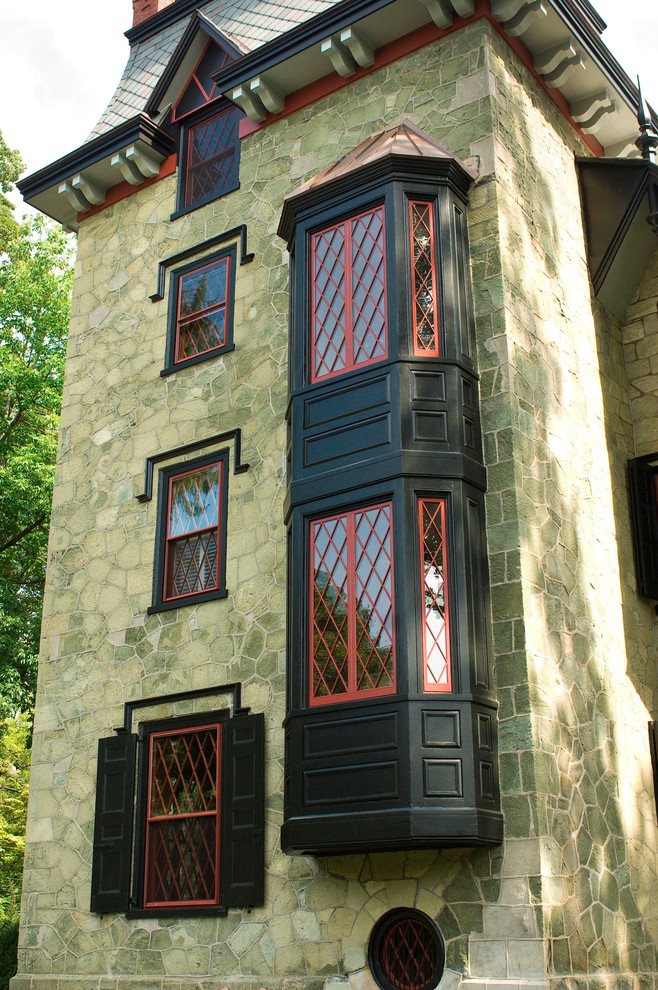Ispirazione per la facciata di una casa verde classica a tre piani con rivestimento in pietra