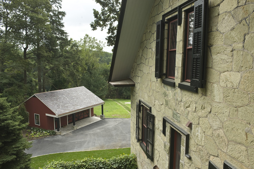 Ejemplo de fachada de casa verde tradicional extra grande de tres plantas con revestimiento de piedra y tejado de teja de barro