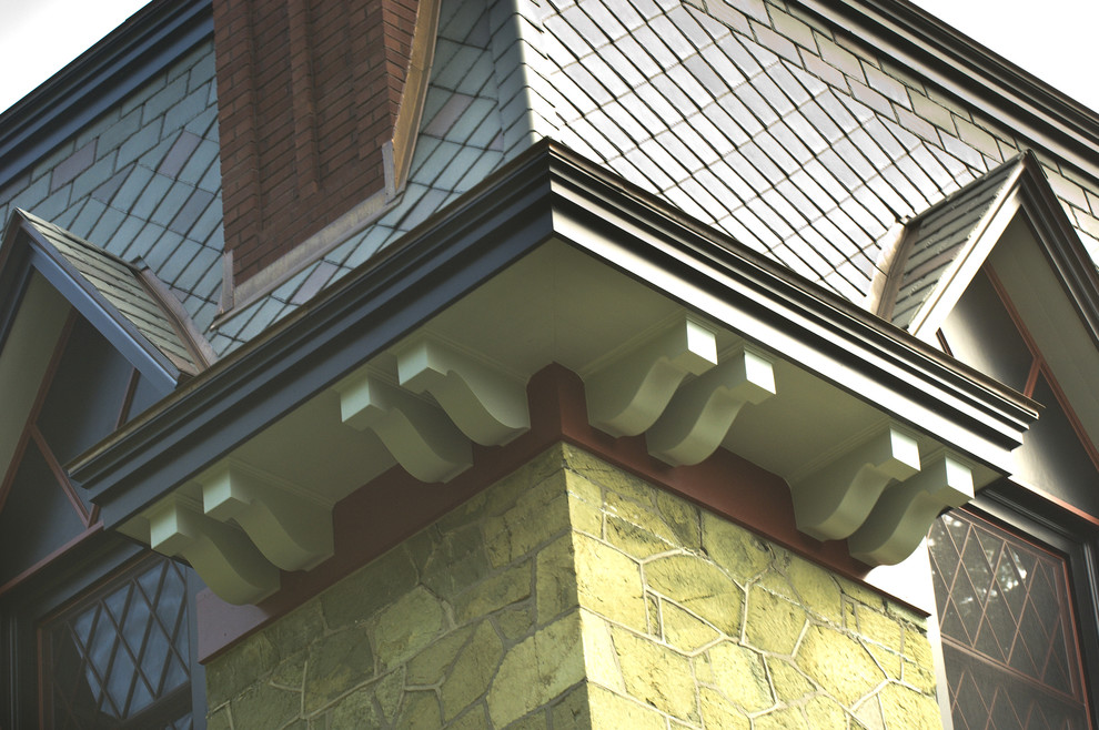 Ejemplo de fachada de casa verde clásica extra grande de tres plantas con revestimiento de piedra y tejado de teja de barro