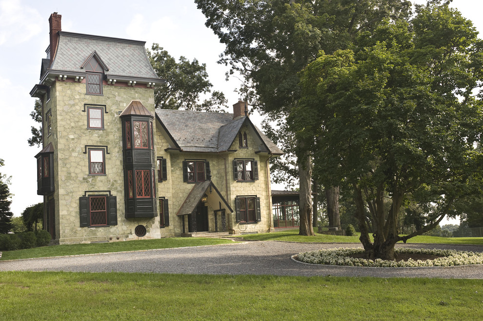 Geräumiges, Dreistöckiges Klassisches Einfamilienhaus mit Steinfassade, grüner Fassadenfarbe und Ziegeldach in Philadelphia