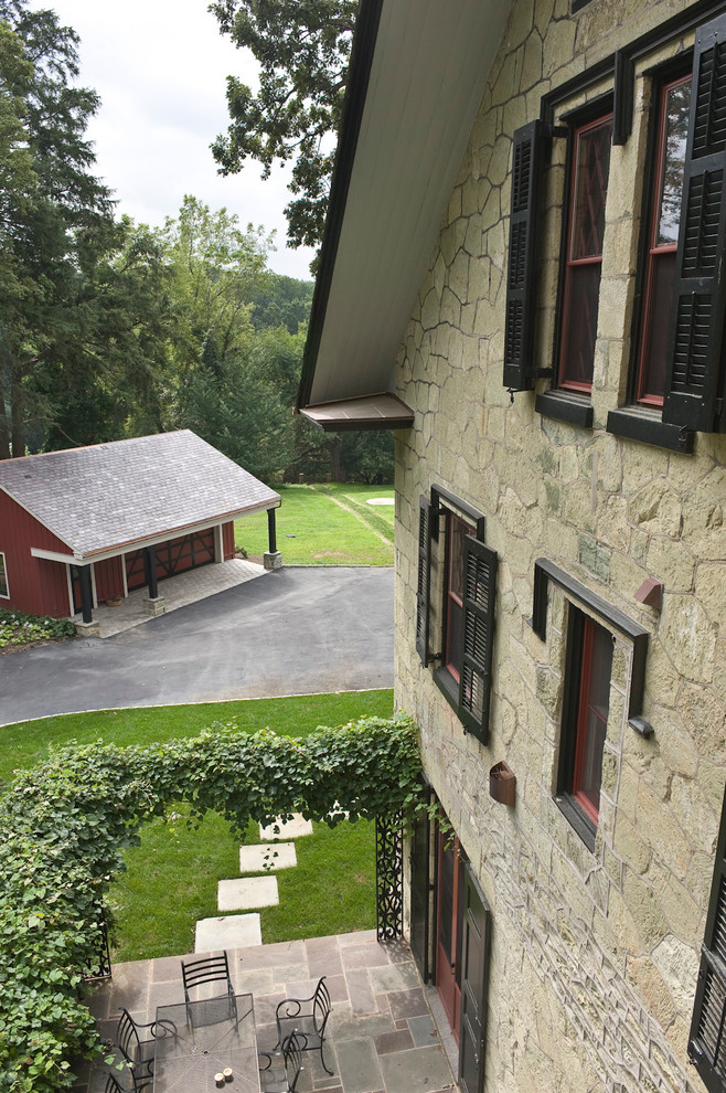 Idee per la facciata di una casa verde classica a tre piani con rivestimento in pietra