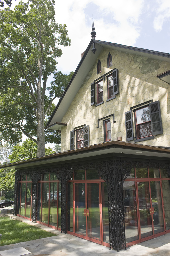 フィラデルフィアにあるトラディショナルスタイルのおしゃれな家の外観 (石材サイディング、緑の外壁) の写真