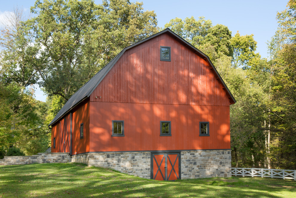 Diseño de fachada roja de estilo de casa de campo de tres plantas con tejado a doble faldón