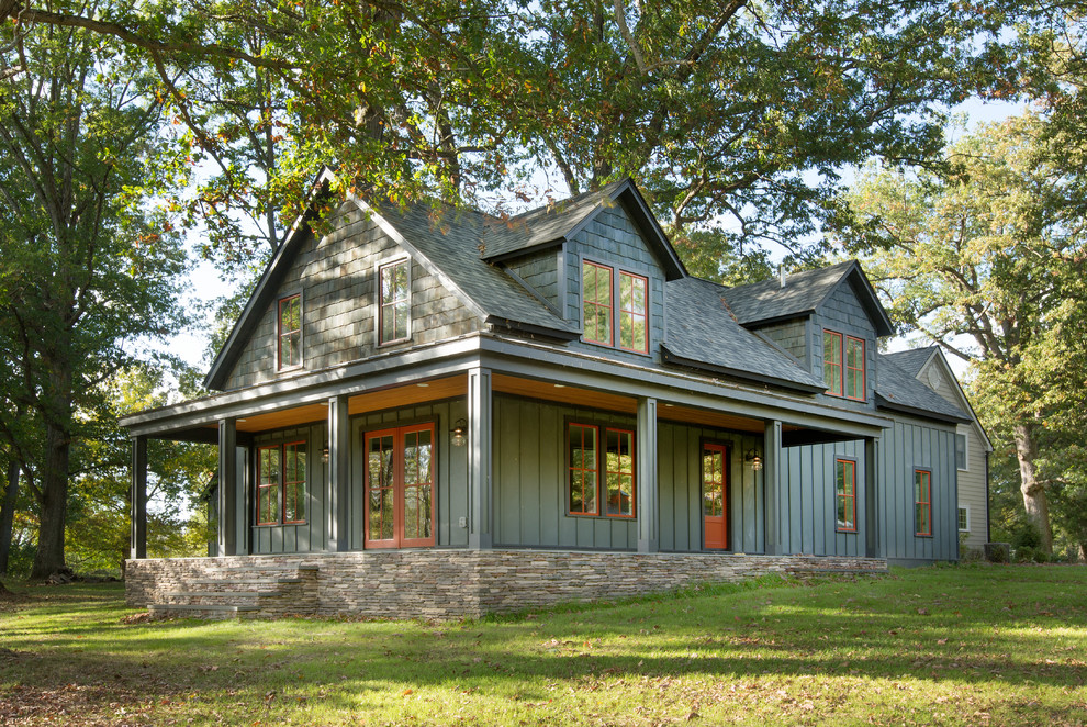Inspiration for a farmhouse house exterior in Columbus.