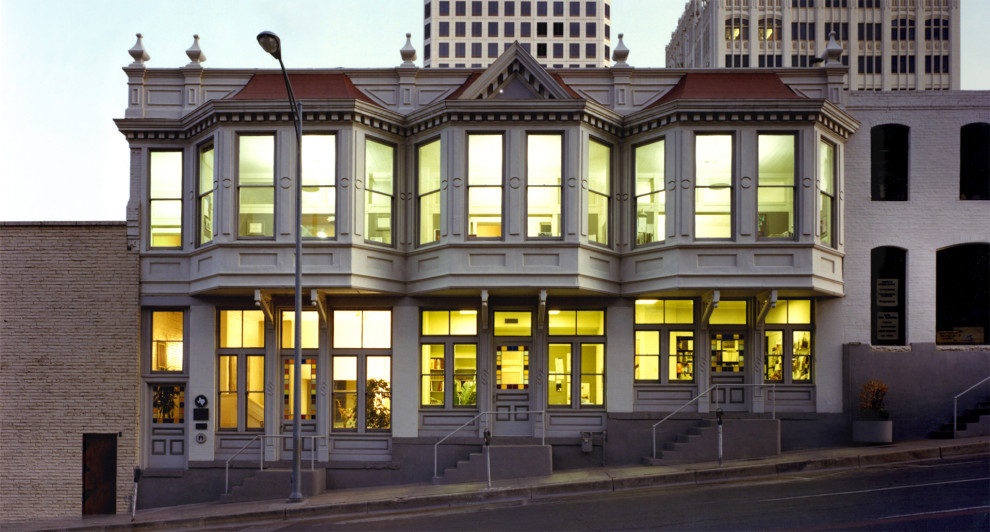 Foto de fachada gris y roja clásica grande de dos plantas con revestimiento de ladrillo y tejado plano