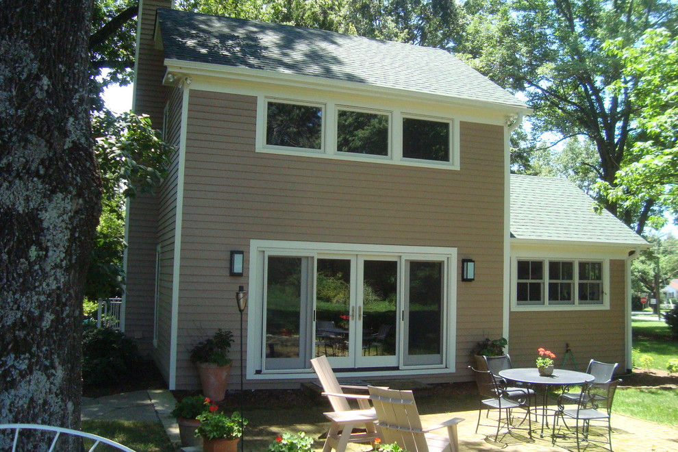 Immagine della facciata di una casa marrone classica a due piani di medie dimensioni con rivestimento in legno e tetto a capanna