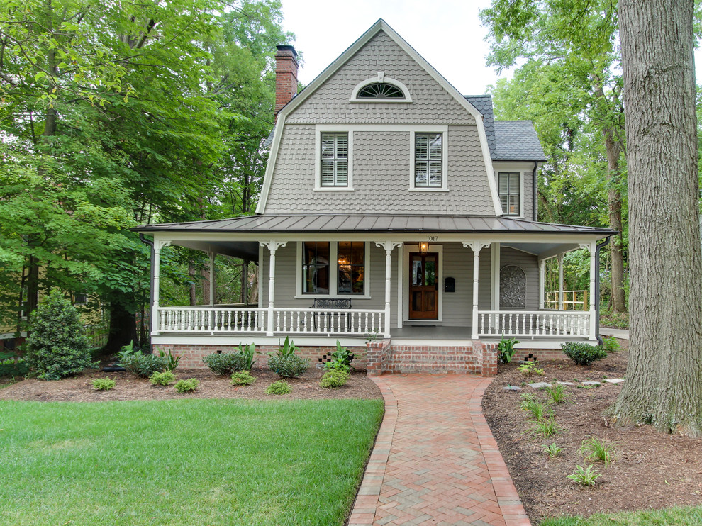 Kleines, Zweistöckiges Country Haus mit grauer Fassadenfarbe, Mansardendach und Schindeldach in Raleigh