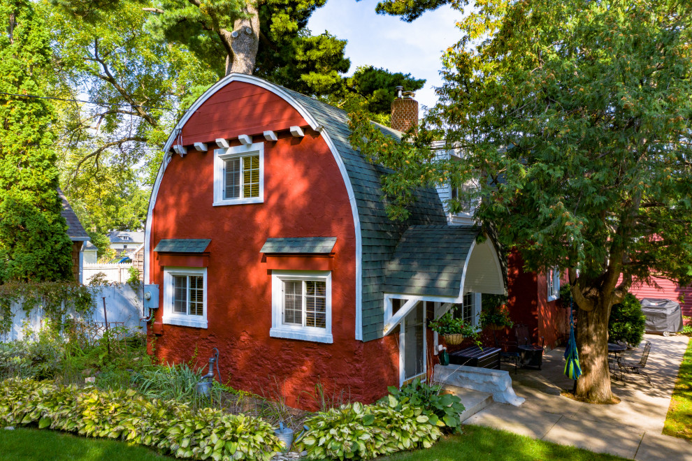 Ispirazione per la villa piccola rossa country a due piani con rivestimento in stucco