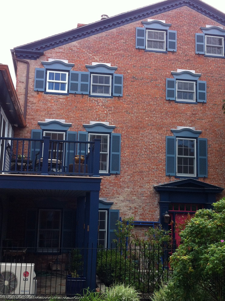ボストンにある巨大なトラディショナルスタイルのおしゃれな家の外観 (レンガサイディング) の写真