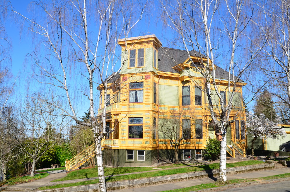Пример оригинального дизайна: трехэтажный, деревянный, зеленый дом в викторианском стиле