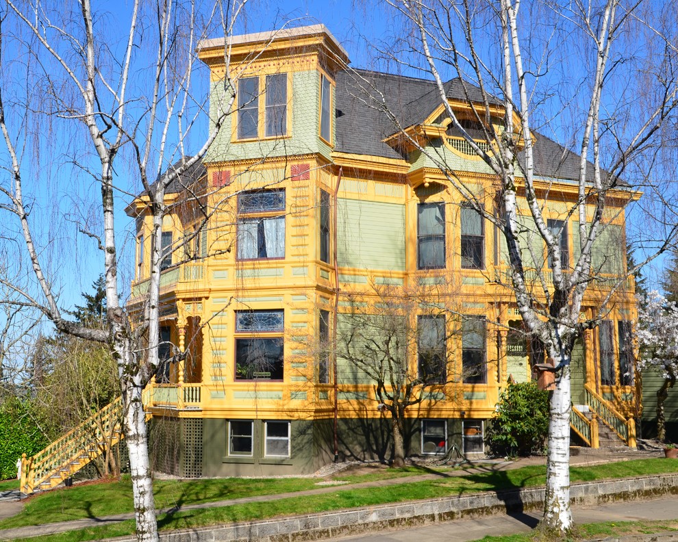 Diseño de fachada verde tradicional de tres plantas con revestimiento de madera