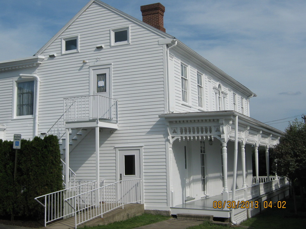 Exemple d'une façade de maison blanche tendance en bois à un étage.