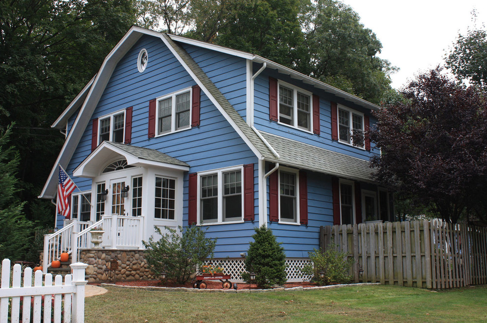 Kleine, Einstöckige Klassische Holzfassade Haus mit blauer Fassadenfarbe in New York