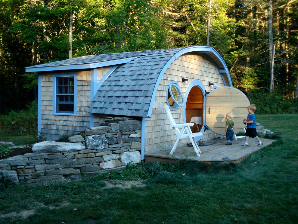 Пример оригинального дизайна: маленький, деревянный мини дом в стиле фьюжн для на участке и в саду