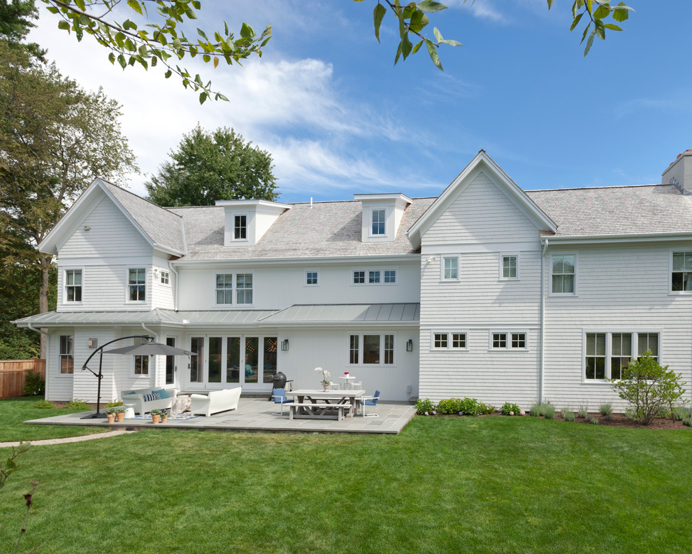 Diseño de fachada blanca de estilo de casa de campo grande de dos plantas con revestimientos combinados