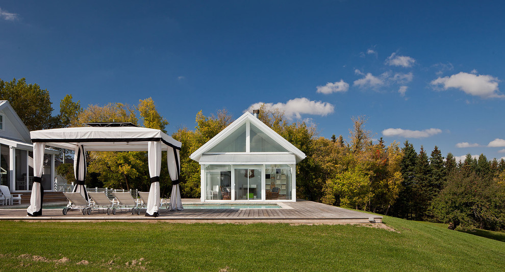 Imagen de fachada de estilo de casa de campo con revestimiento de vidrio
