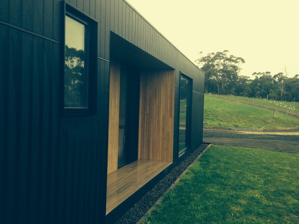 Einstöckige Moderne Holzfassade Haus mit schwarzer Fassadenfarbe und Flachdach in Melbourne