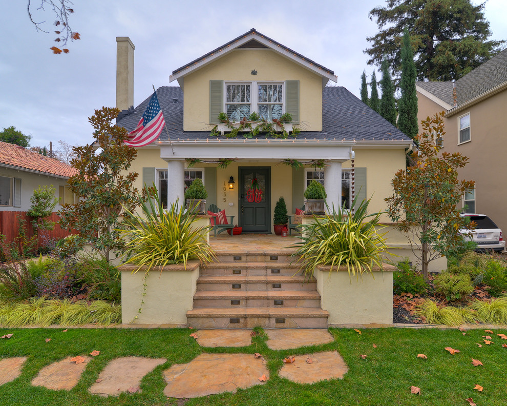 Klassisches Haus mit gelber Fassadenfarbe in Sacramento