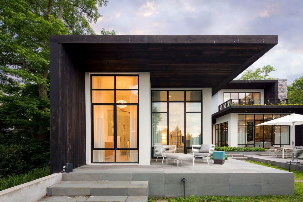 Diseño de fachada de casa blanca minimalista grande de dos plantas con revestimientos combinados, tejado plano y tejado de metal