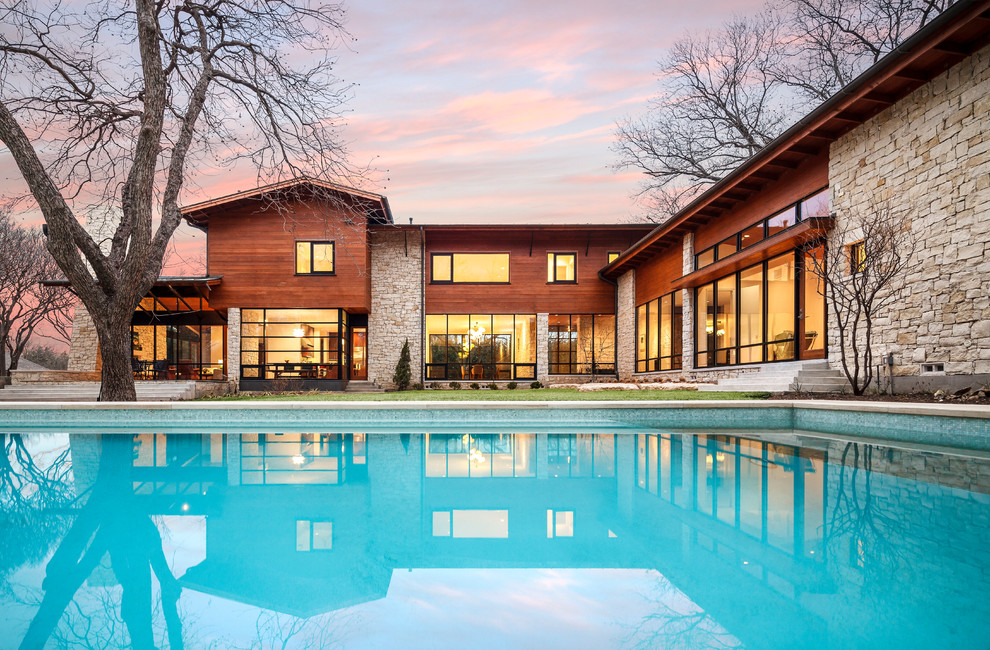 Zweistöckiges Modernes Haus mit Mix-Fassade, Satteldach und brauner Fassadenfarbe in Dallas