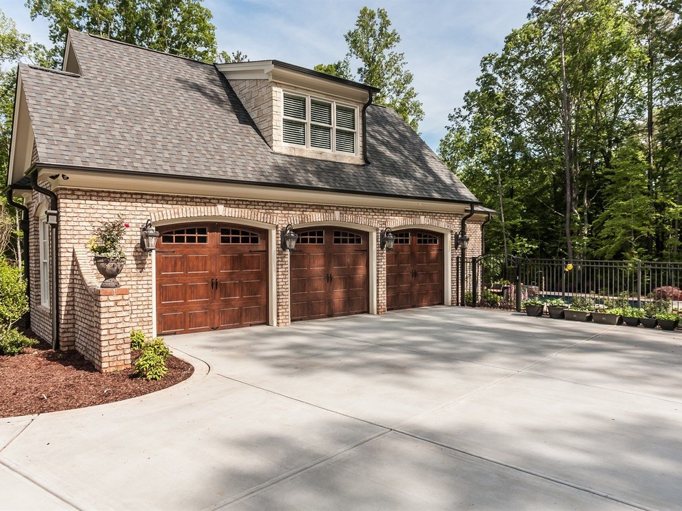 Design ideas for a traditional garage in Raleigh.