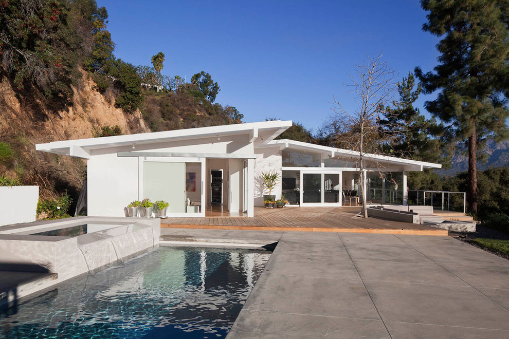 Mittelgroßes, Einstöckiges Retro Einfamilienhaus mit weißer Fassadenfarbe und Pultdach in Los Angeles