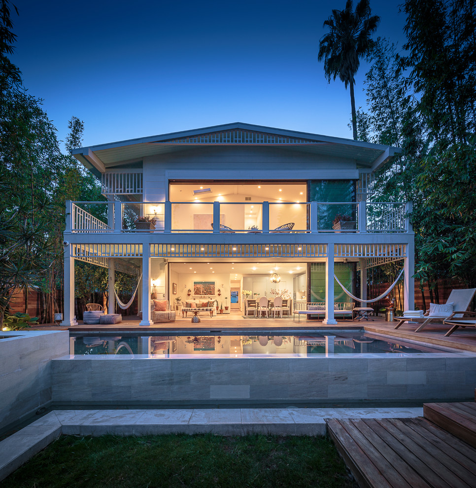 Zweistöckiges Maritimes Einfamilienhaus mit weißer Fassadenfarbe, Satteldach und Blechdach in Los Angeles