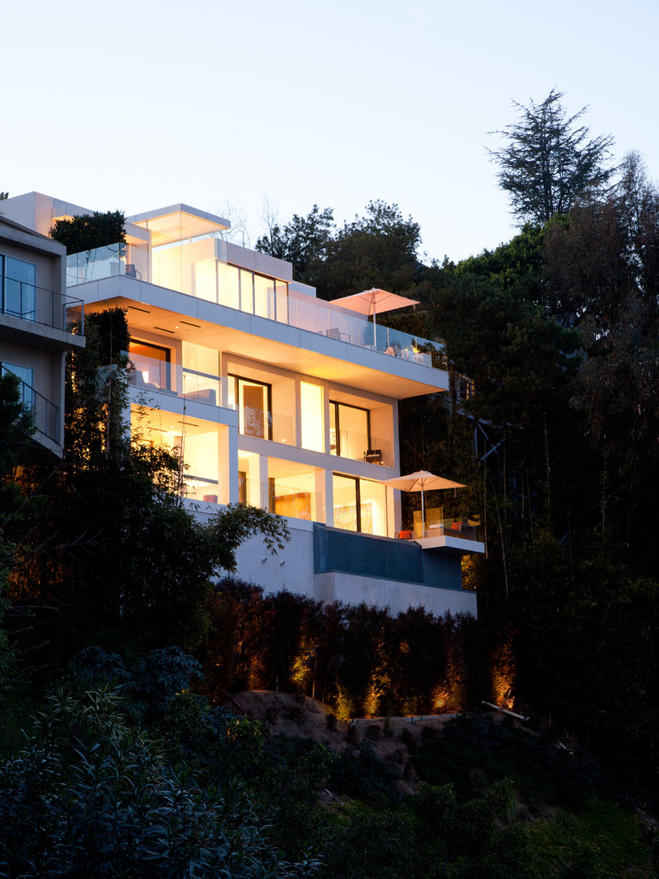 ロサンゼルスにあるラグジュアリーなコンテンポラリースタイルのおしゃれな家の外観の写真