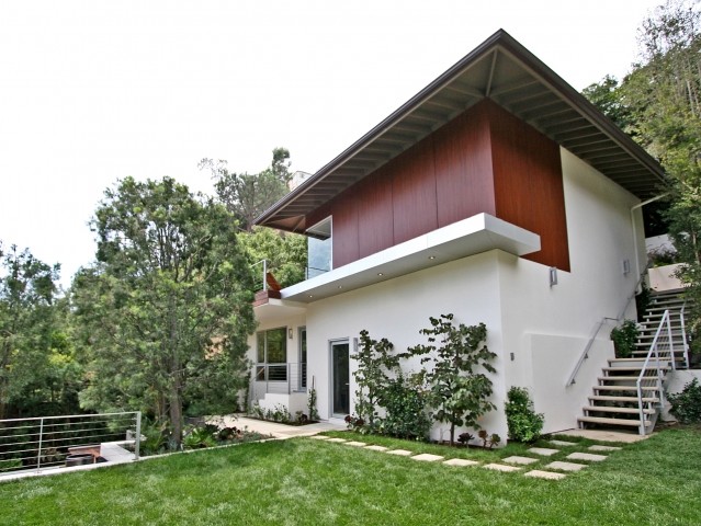 Großes, Dreistöckiges Modernes Einfamilienhaus mit Mix-Fassade, bunter Fassadenfarbe, Flachdach und Blechdach in Los Angeles