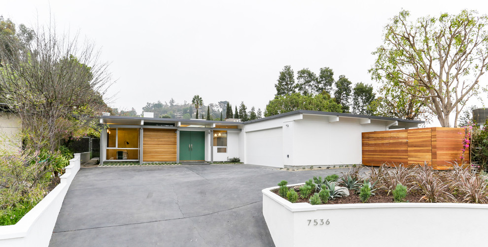Einstöckiges Retro Haus mit weißer Fassadenfarbe und Flachdach in Los Angeles
