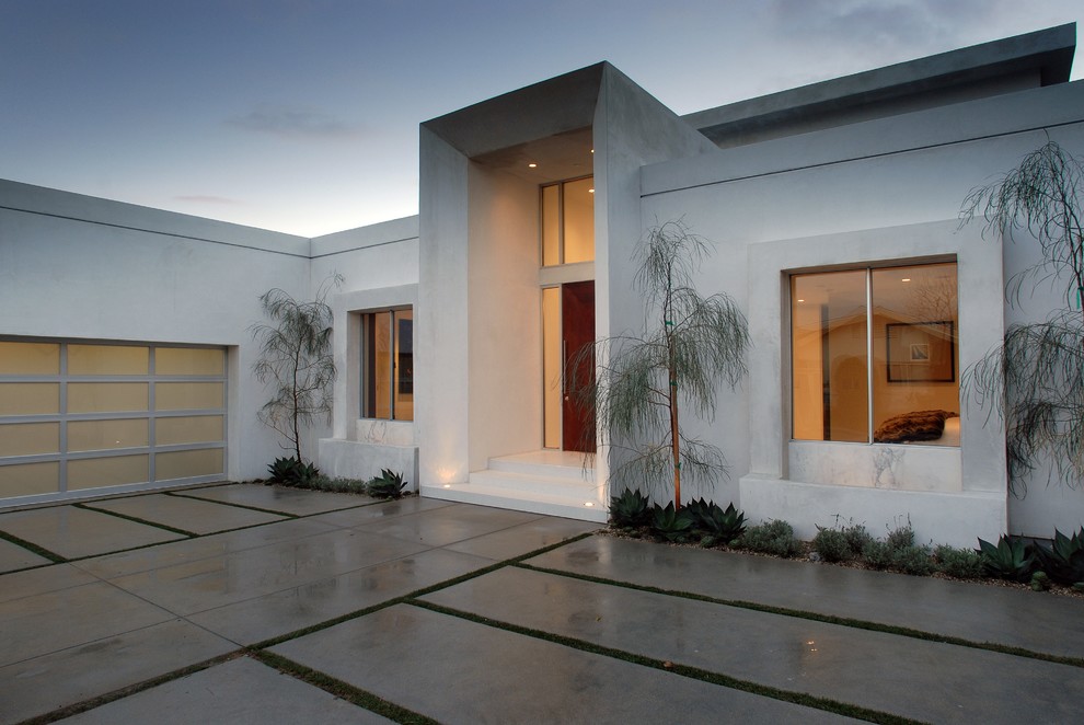 Minimalist white exterior home photo in Los Angeles