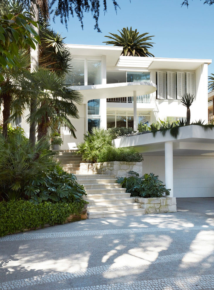 Ejemplo de fachada de casa blanca minimalista de dos plantas con tejado plano