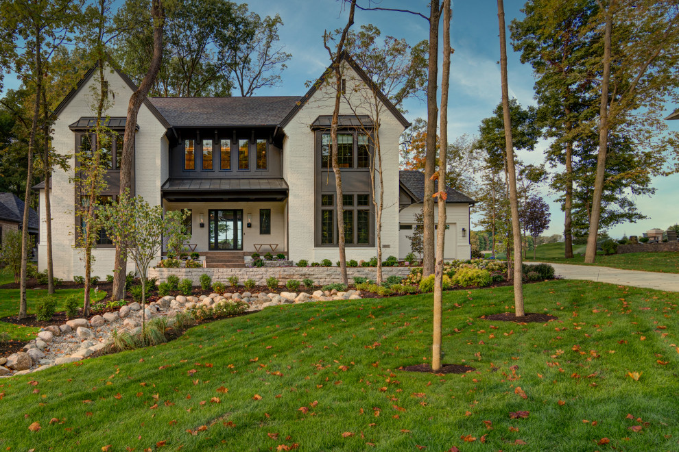 Großes, Zweistöckiges Modernes Einfamilienhaus mit Mix-Fassade, weißer Fassadenfarbe und Misch-Dachdeckung in Indianapolis