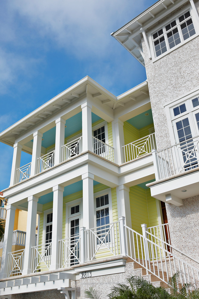 Großes, Zweistöckiges Modernes Haus mit gelber Fassadenfarbe, Flachdach und Blechdach in Tampa