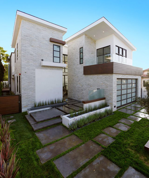 Пример оригинального дизайна: большой, двухэтажный, белый дом в стиле модернизм с облицовкой из цементной штукатурки и плоской крышей