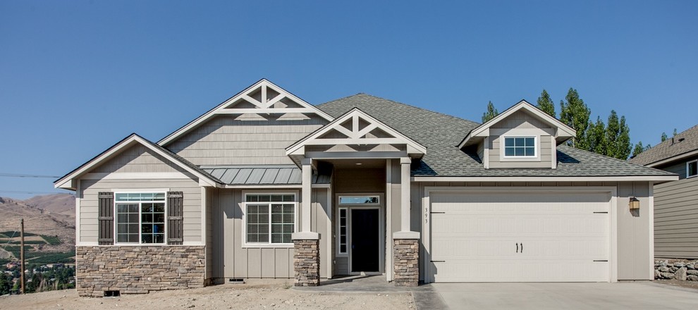 Cette image montre une façade de maison grise design de taille moyenne et de plain-pied avec un revêtement en vinyle, un toit à deux pans et un toit en shingle.
