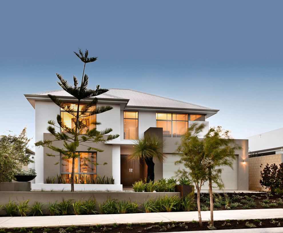 Пример оригинального дизайна: двухэтажный, серый дом в стиле неоклассика (современная классика) с вальмовой крышей