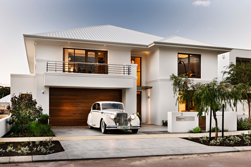 Пример оригинального дизайна: двухэтажный, белый дом в современном стиле с вальмовой крышей