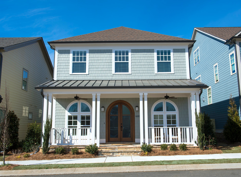 Große, Zweistöckige Klassische Holzfassade Haus mit blauer Fassadenfarbe und Satteldach in Atlanta