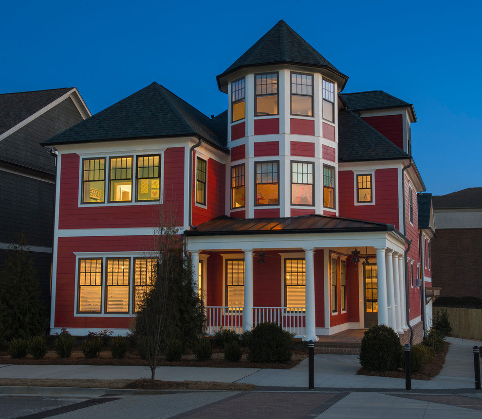 Источник вдохновения для домашнего уюта: большой, трехэтажный, красный дом в классическом стиле с облицовкой из бетона и двускатной крышей