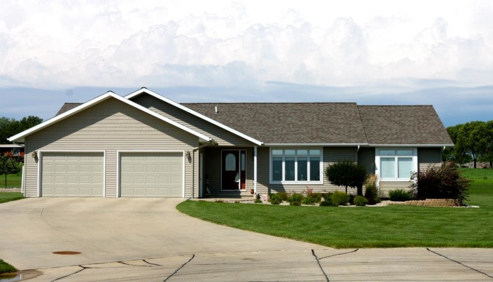 Exemple d'une façade de maison beige de taille moyenne et de plain-pied avec un revêtement en vinyle et un toit à deux pans.
