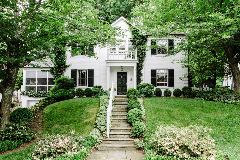 Foto della facciata di una casa bianca classica a tre piani di medie dimensioni con rivestimento in mattoni