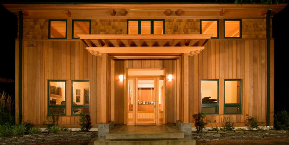 Diseño de fachada contemporánea grande de dos plantas con revestimiento de madera