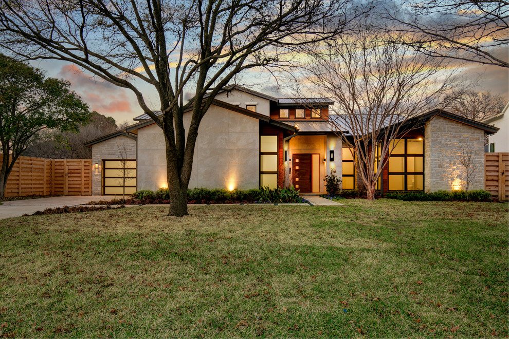Großes, Zweistöckiges Modernes Einfamilienhaus mit Mix-Fassade, beiger Fassadenfarbe, Satteldach und Blechdach in Dallas
