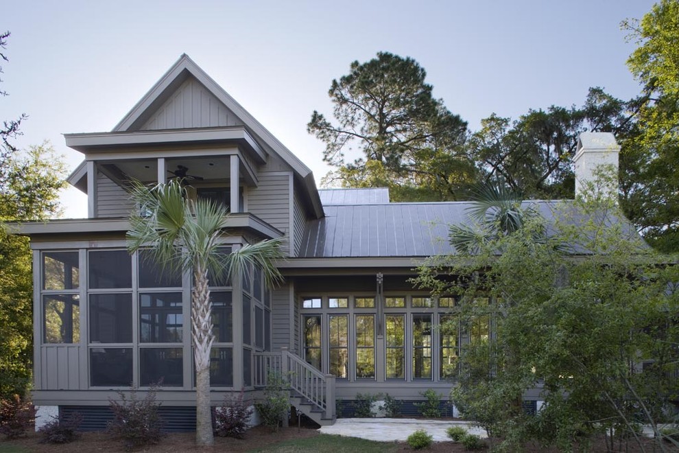 Idée de décoration pour une façade de maison tradition en bois.